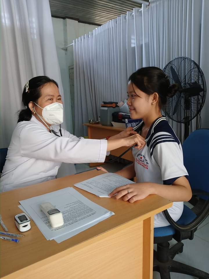 Ảnh: Bà Mai Thị Thu Minh, Bác sĩ khám sàn lọc cho học sinh trước khi tiêm chủng