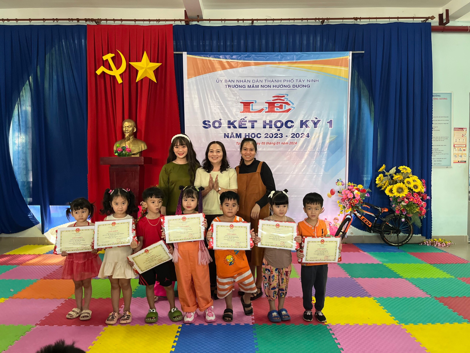 Ảnh: Bà Ngô Thị Mỹ Lý - Hiệu Trưởng Trường Mầm non Hướng Dương trao thưởng cho các trẻ