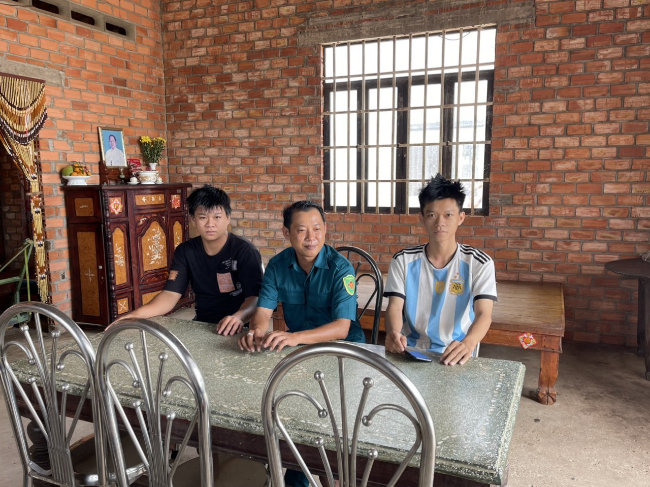Ảnh: Ông Nguyễn Quốc Cường - CHT Ban CHQS xã Tân Bình cùng thanh niên Nguyễn Hào Kiệt và Nguyễn Minh Tú