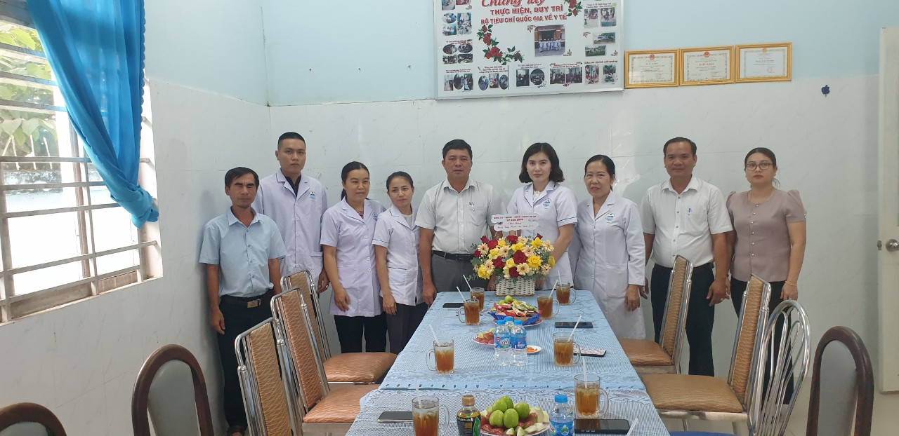 Ảnh: Lãnh đạo Đảng ủy - HĐND - UBND - UB.MTTQVN xã Tân Bình tặng hoa chúc mừng CNCNVC Trạm y tế xã Tân Bình