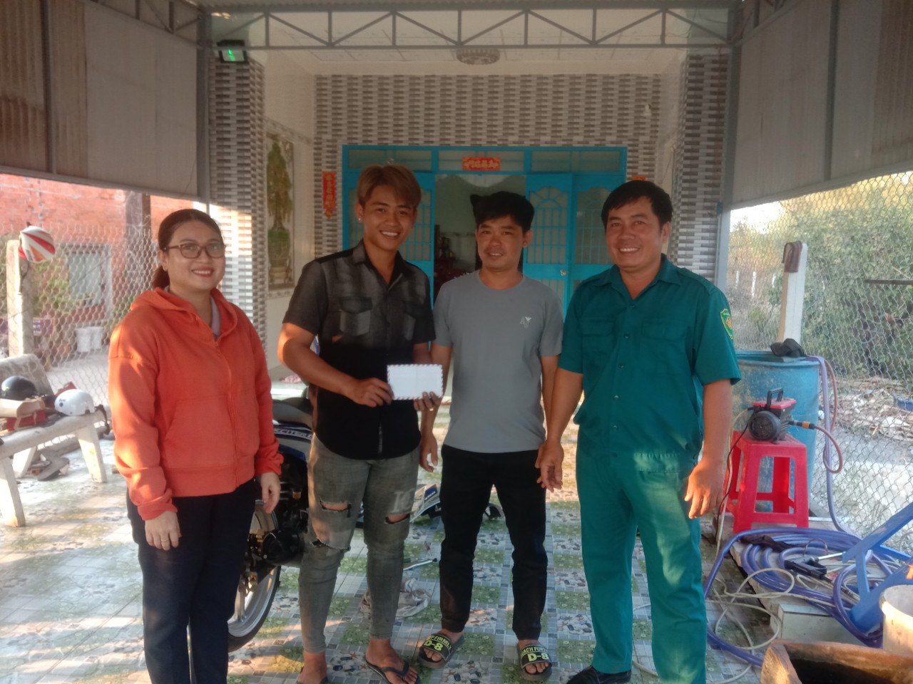 Ảnh: Bà Nguyễn Thị Kim Yến - UVTV - Chủ tịch UB.MTTQ xã và Trưởng ấp, ấp đội trưởng ấp Tân Phước thăm và tặng quà cho thanh niên