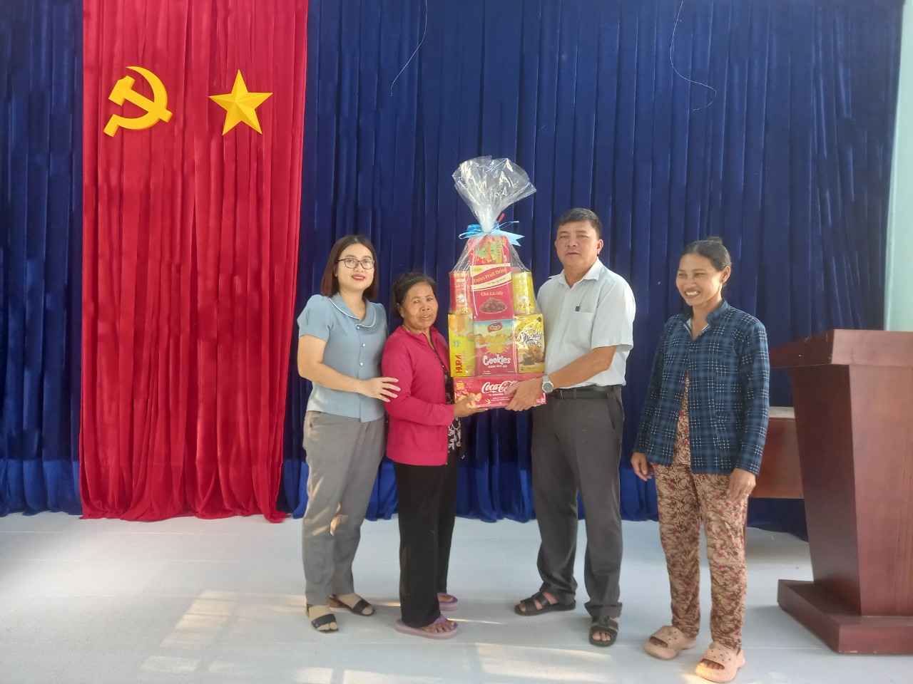 Ảnh: Lãnh đạo địa phương tặng quà và chúc Tết Ban Chủ nhiệm Nhà Văn hóa dân tộc Tà mun