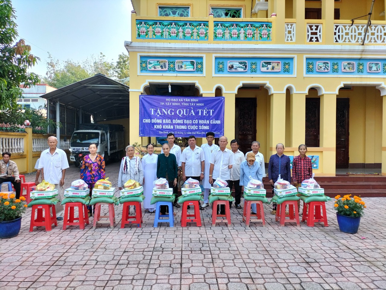 Quang cảnh trao quà tại Điện thờ Phật Mâu xã Tân Bình