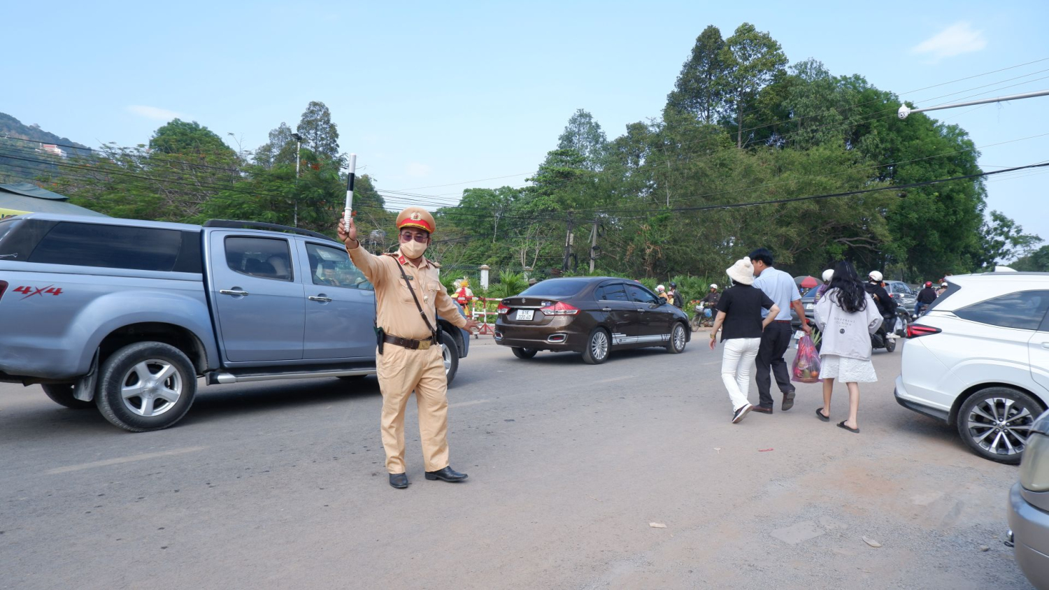 Lực lượng Cảnh sát giao thông làm nhiệm vụ phân luồng giao thông khu vực đường dẫn vào khu du lịch quốc gia núi Bà Đen.