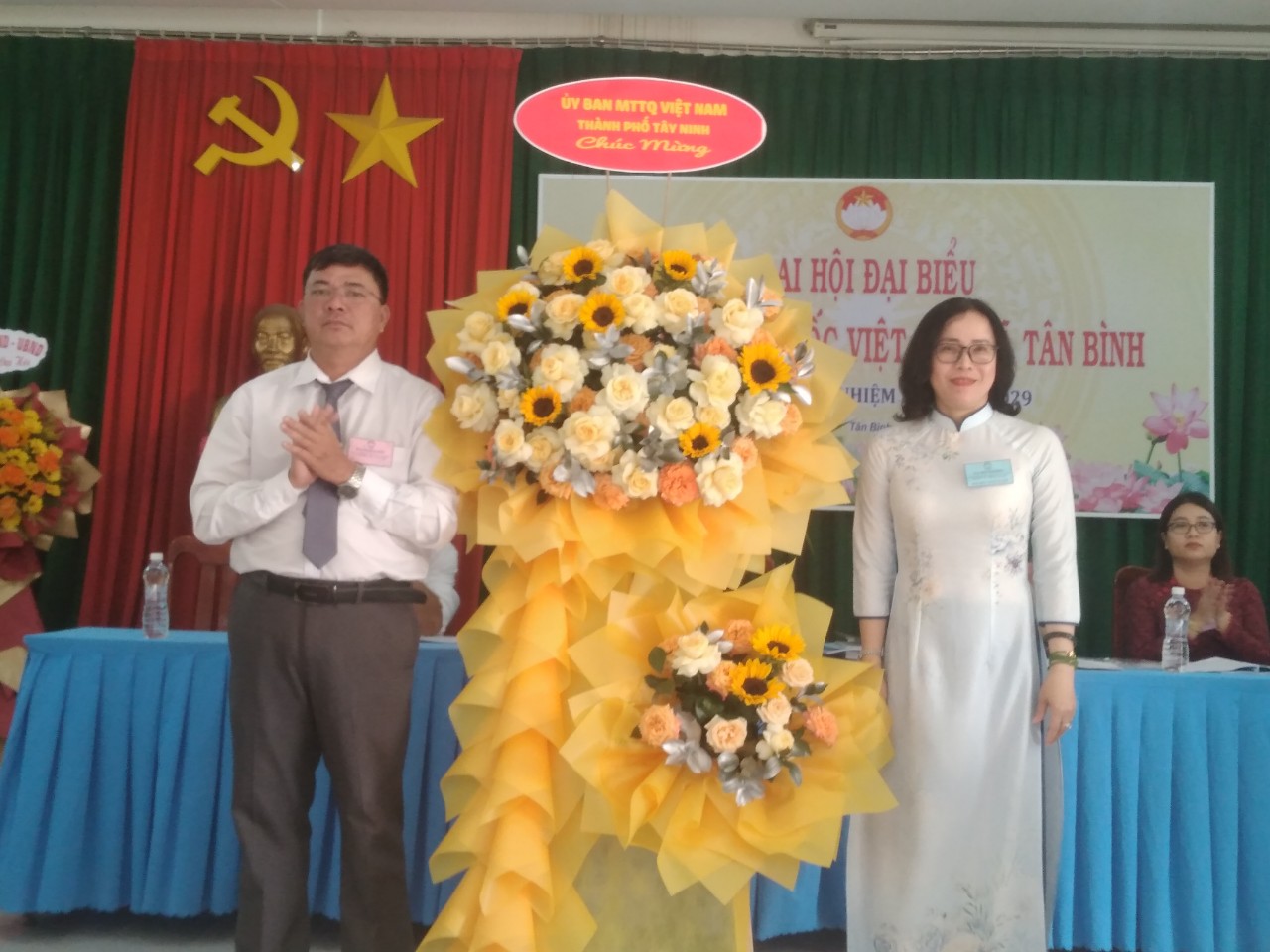 Ảnh: Bà Nguyễn Ngọc Nga - PCT. UBMTTQVN thành phố tặng hoa chúc mừng Đại hội