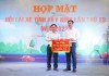 Ông Đoàn Minh Long - Chánh Văn phòng UBND tỉnh trao cờ đăng cai tổ chức họp mặt Hội Lái xe tỉnh Tây Ninh năm 2024 cho Văn phòng UBND TP. Tây Ninh