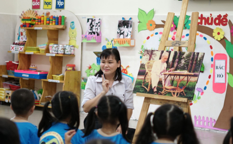 Những tấm hình, mẩu chuyện kể về Bác Hồ được cô giáo Nguyễn Thị Phương Hồng- giáo viên Trường mầm non Hương Sen đưa vào bài giảng cho học sinh mầm non.