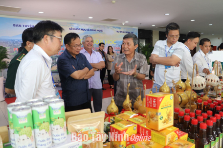 Đại biểu tham quan gian hàng trưng bày sản phẩm OCOP, sản phẩm nông nghiệp công nghệ cao tại hội thảo “Phát huy vai trò của khoa học công nghệ và đổi mới sáng tạo phục vụ phát triển kinh tế - xã hội tỉnh Tây Ninh”.