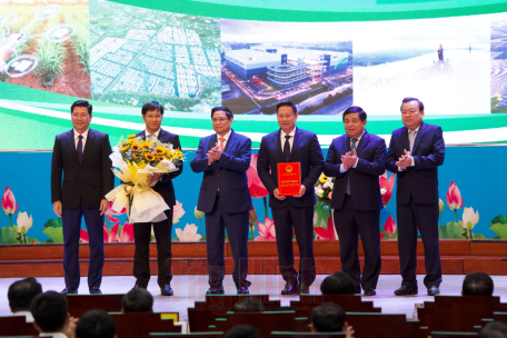 Thủ tướng Chính phủ Phạm Minh Chính và lãnh đạo các Bộ, ngành, lãnh đạo tỉnh Tây  Ninh tham quan các gian hàng trưng bày sản phẩm nông nghiệp đặc trưng của tỉnh