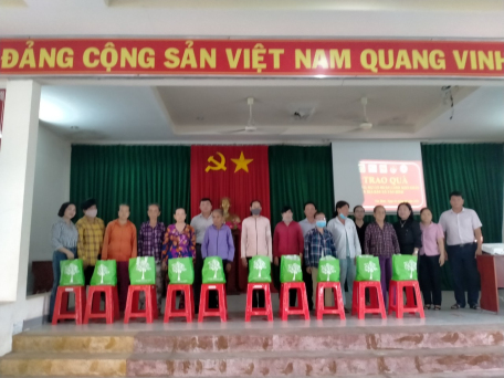 Ủy ban MTTQ Việt Nam xã Tân Binh tặng 40 phần quà cho người nghèo.