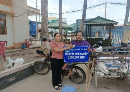 Chị Phạm Thị Ngọc Lan, Chủ tịch Hội LHPN xã Tân Bình, thành phố Tây Ninh trao vốn khởi nghiệp cho hội viên phụ nữ khuyết tật.