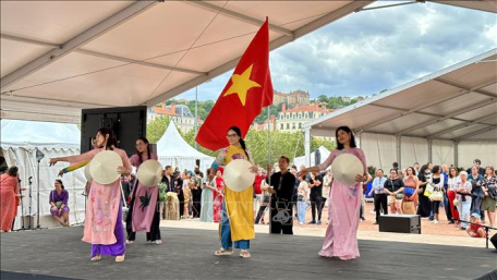 Màn trình diễn áo dài Việt Nam tại sân khấu chính của lễ hội.
