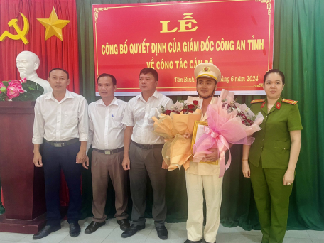 Ảnh: Trung tá Huỳnh Thị Kim Oanh - Phó trưởng Công an TPTN trao Quyết định và tặng hoa chúc mừng Thiếu tá Nguyễn Tiến Biển - Phó Trưởng Công an xã Tân Bình