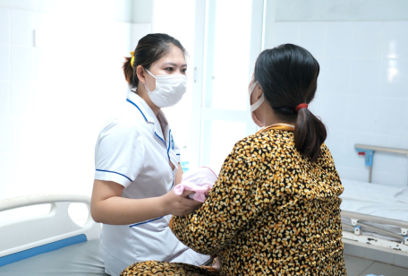 Nhân viên y tế Khoa Sản Bệnh viện đa khoa Tây Ninh hướng dẫn sản phụ phòng ngừa sớm các bệnh truyền nhiễm từ mẹ sang con.
