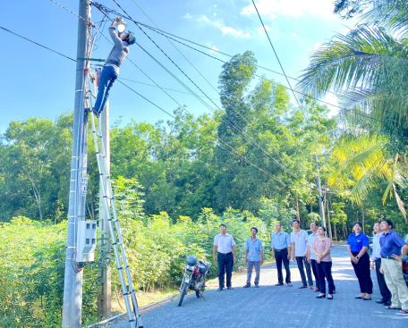 Ảnh: Thực hiện công trình thắp sáng đường quê tại tuyến đường số 7 ấp Tân Lập, xã Tân Bình, thành phố Tây Ninh.