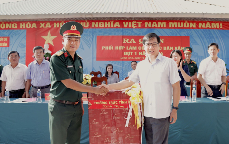 Bí thư Tỉnh uỷ, Chủ tịch HĐND tỉnh Nguyễn Thành Tâm tặng quà cho cán bộ, chiến sĩ Trung đoàn Bộ binh 4 nhân dịp về địa phương làm công tác dân vận.
