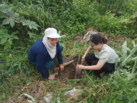 Ảnh: Bà Nguyễn Thị Kim Yến – Chủ tịch UB. MTTQ Việt Nam xã Tân Bình cùng người dân tham gia trồng cây bằng lăng