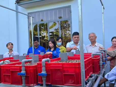 ĐOÀN THANH NIÊN XÃ TÂN BÌNH PHỐI HỢP ĐOÀN PHƯỜNG NINH SƠN TỔ CHỨC KHAI GIẢNG LỚP TẬP HUẤN MÔ HÌNH TRỒNG RAU NUÔI CÁ SẠCH