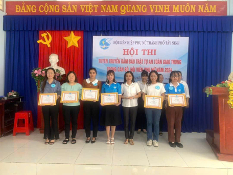 Ảnh: Lãnh đạo Hội LHPN Thành phố trao khen thưởng cho các đội thi