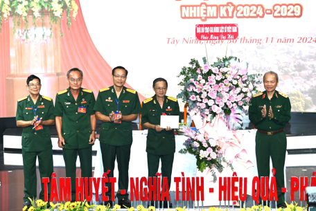 Trung tướng Hoàng Khánh Hưng, Chủ tịch Hội HTGĐLS Việt Nam tặng lẵng hoa chúc mừng Đại hội.