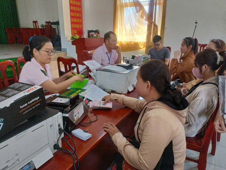 Hội Liên hiệp Phụ nữ xã Tân Bình, thành phố Tây Ninh phối hợp cùng với Ngân hàng Chính sách xã hội tỉnh Tây Ninh giải ngân cho vay chương trình tạo việc làm, duy trì và mở rộng việc làm; cho vay chương trình nước sạch và vệ sinh môi trường nông thôn