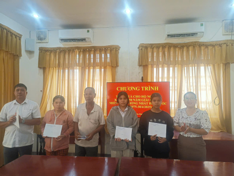 Ban thường trực Ủy ban MTTQ Việt Nam xã Tân Bình, tổ chức tặng quà cho người nghèo nhân dịp kỷ niệm 50 năm ngày giải phóng miền Nam, thống nhất đất nước (30/4/1975 – 30/4/2025).