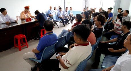 Thí sinh làm thủ tục hồ sơ thi sát hạch giấy phép lái xe.