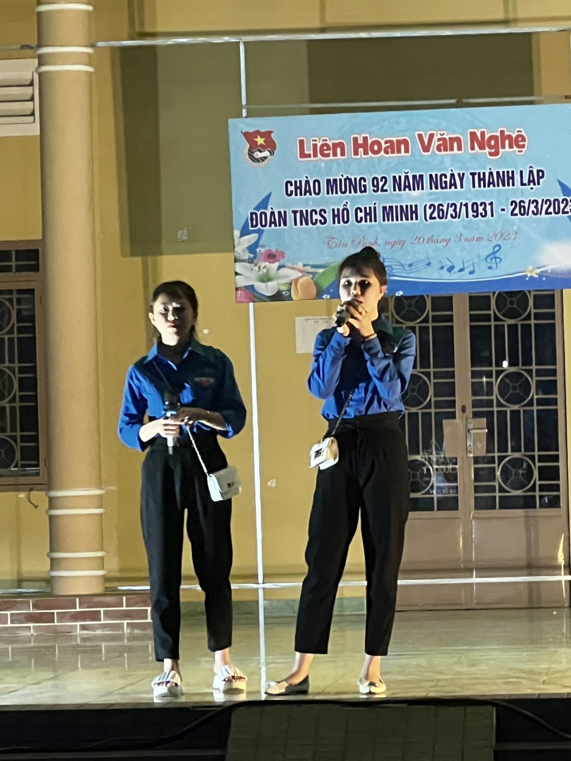 Ảnh: đoàn viên thanh niên tham gia liên hoan văn nghệ