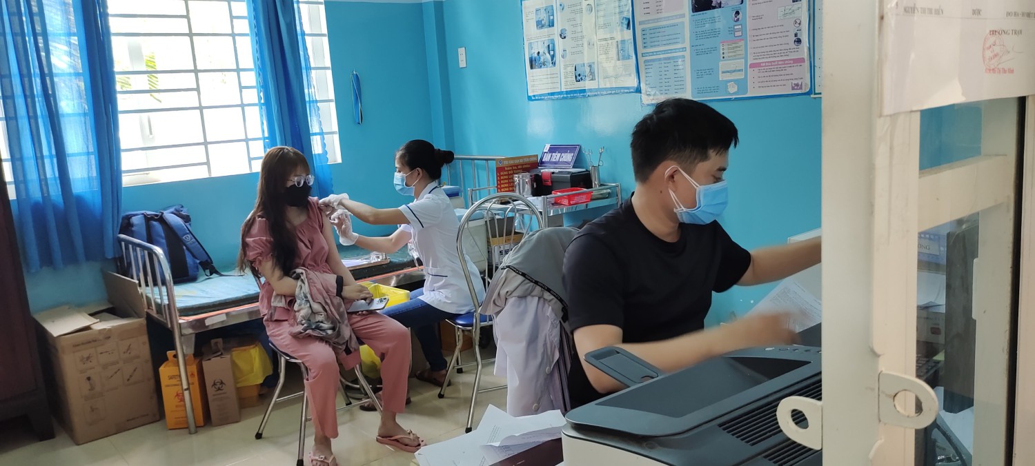 Cán bộ Trạm y tế xã Tân Bình tiêm Vac xin phòng, chống Covid - 19