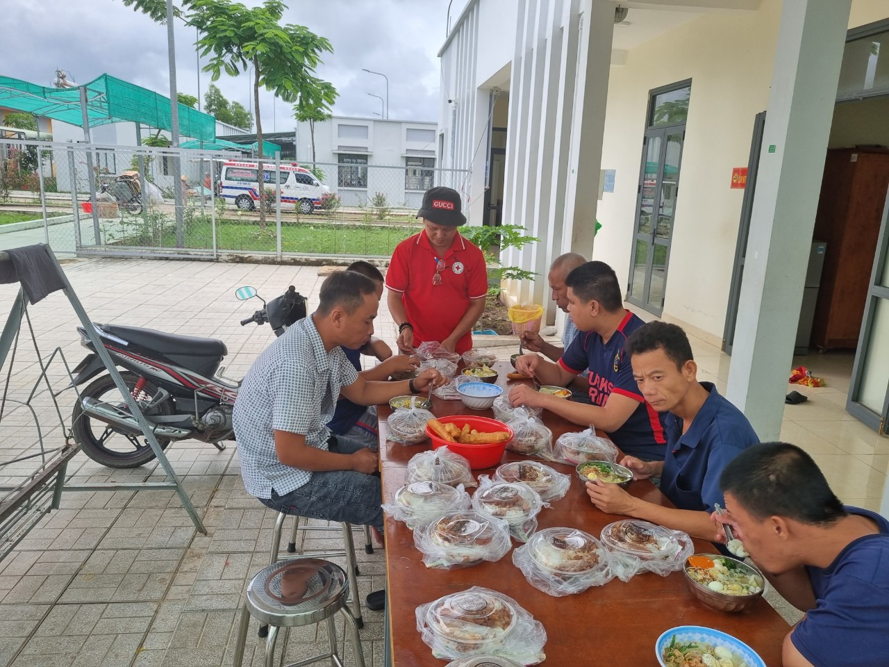 Hội Chữ thập đỏ xã Tân Bình trao xuất ăn cho Trung tâm BTXH tỉnh Tây Ninh