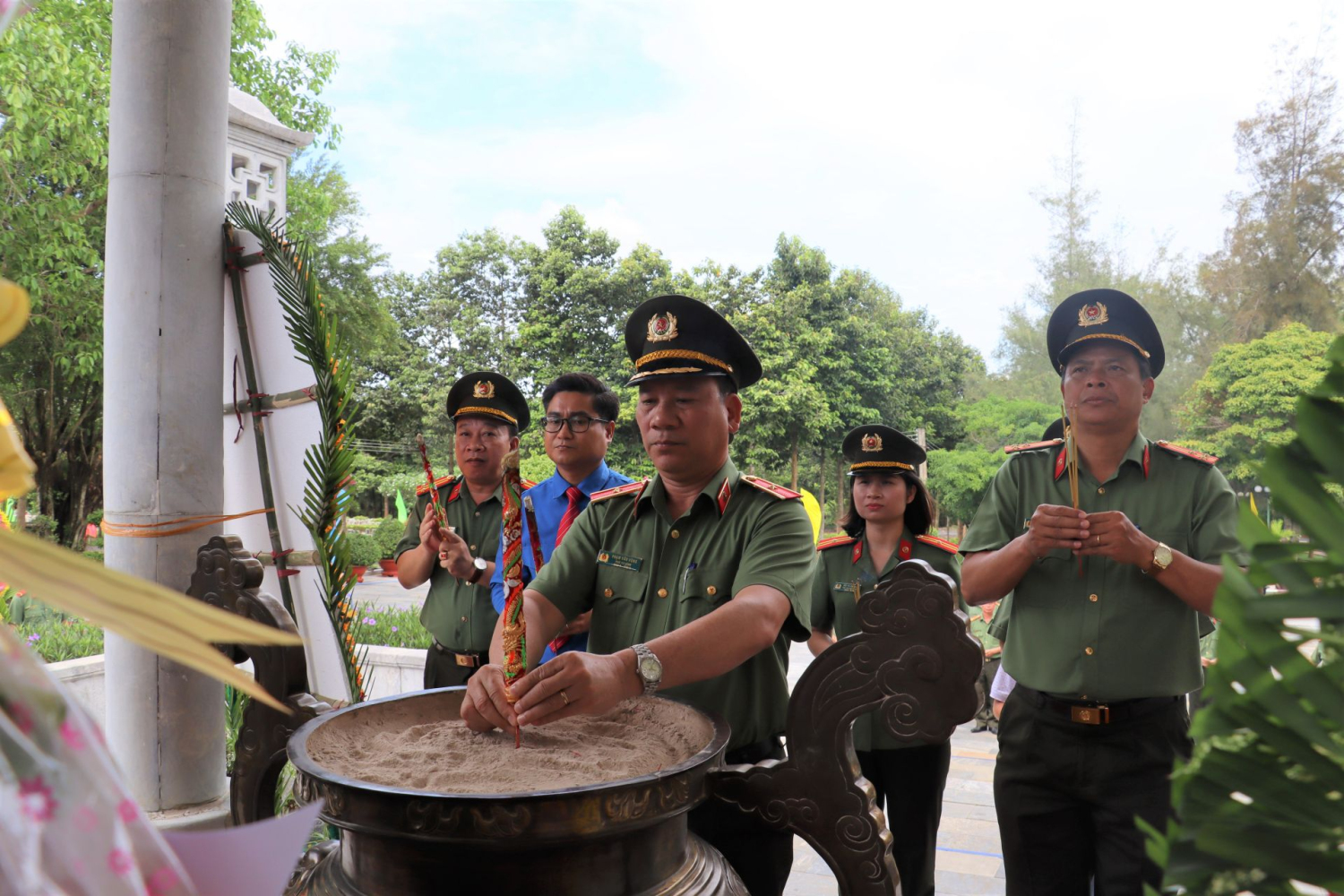 Thiếu tướng Phạm Văn Hùng – Phó Tư lệnh Bộ Tư lệnh Cảnh vệ phụ trách phía Nam cùng các đại biểu dâng hương các anh hùng liệt sĩ tại Nghĩa trang Liệt sĩ Đồi 82.
