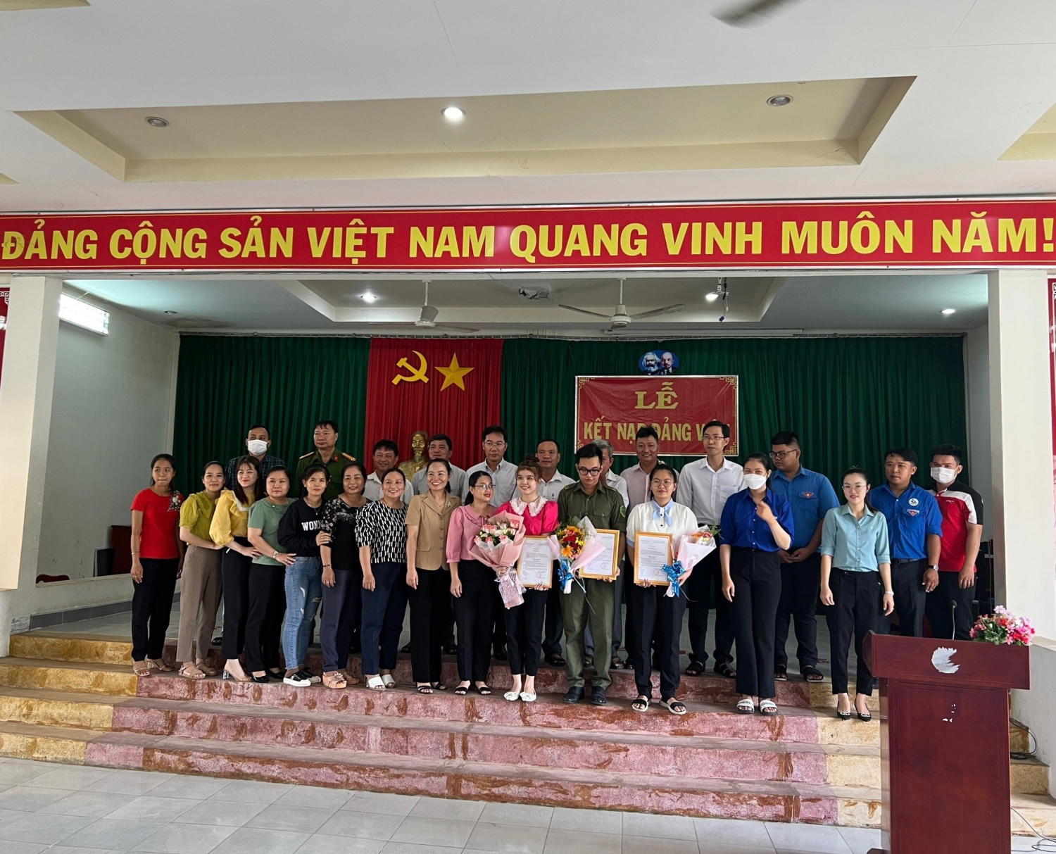 Ảnh: Lãnh đạo chụp hình lưu niệm cùng các đảng viên mới