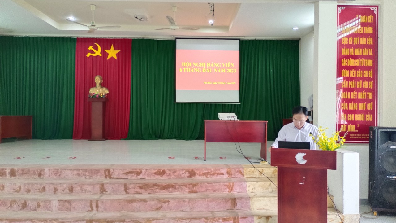 Ảnh: Đồng chí Nguyễn Tấn Đạt - Bí thư Đảng ủy xã phát biểu chỉ đạo Hội nghị