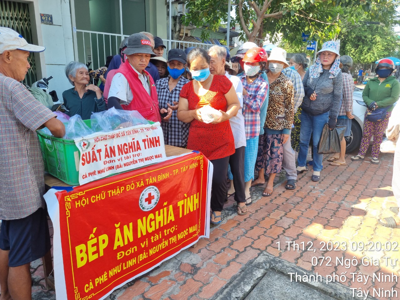 Ảnh: Đại diện các thành viên bếp ăn nghĩa tình trao các suất ăn cho người khó khăn