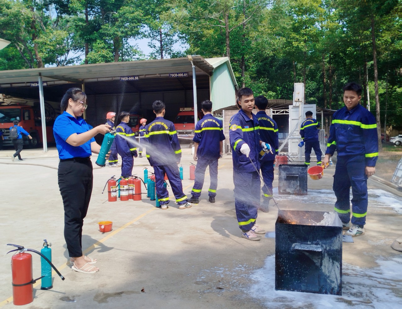 ĐOÀN THANH NIÊN XÃ TÂN BÌNH THAM GIA TRẢI NGHIỆM, THỰC HÀNH CHỮA CHÁY VÀ CỨU NẠN CỨU HỘ