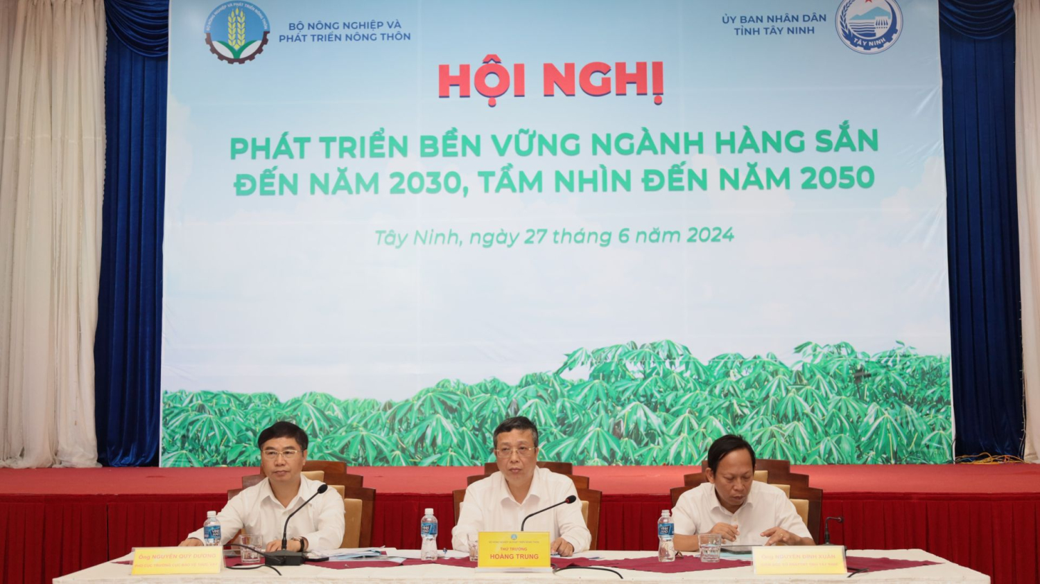 Thứ trưởng Bộ NN&PTNT Hoàng Trung (ngồi giữa), ông Nguyễn Quý Dương - Phó Cục trưởng Cục Bảo vệ thực vật (bên trái), ông Nguyễn Đình Xuân – Giám đốc Sở NN&PTNT Tây Ninh (bên phải) đồng chủ trì buổi thảo luận tại hội nghị.