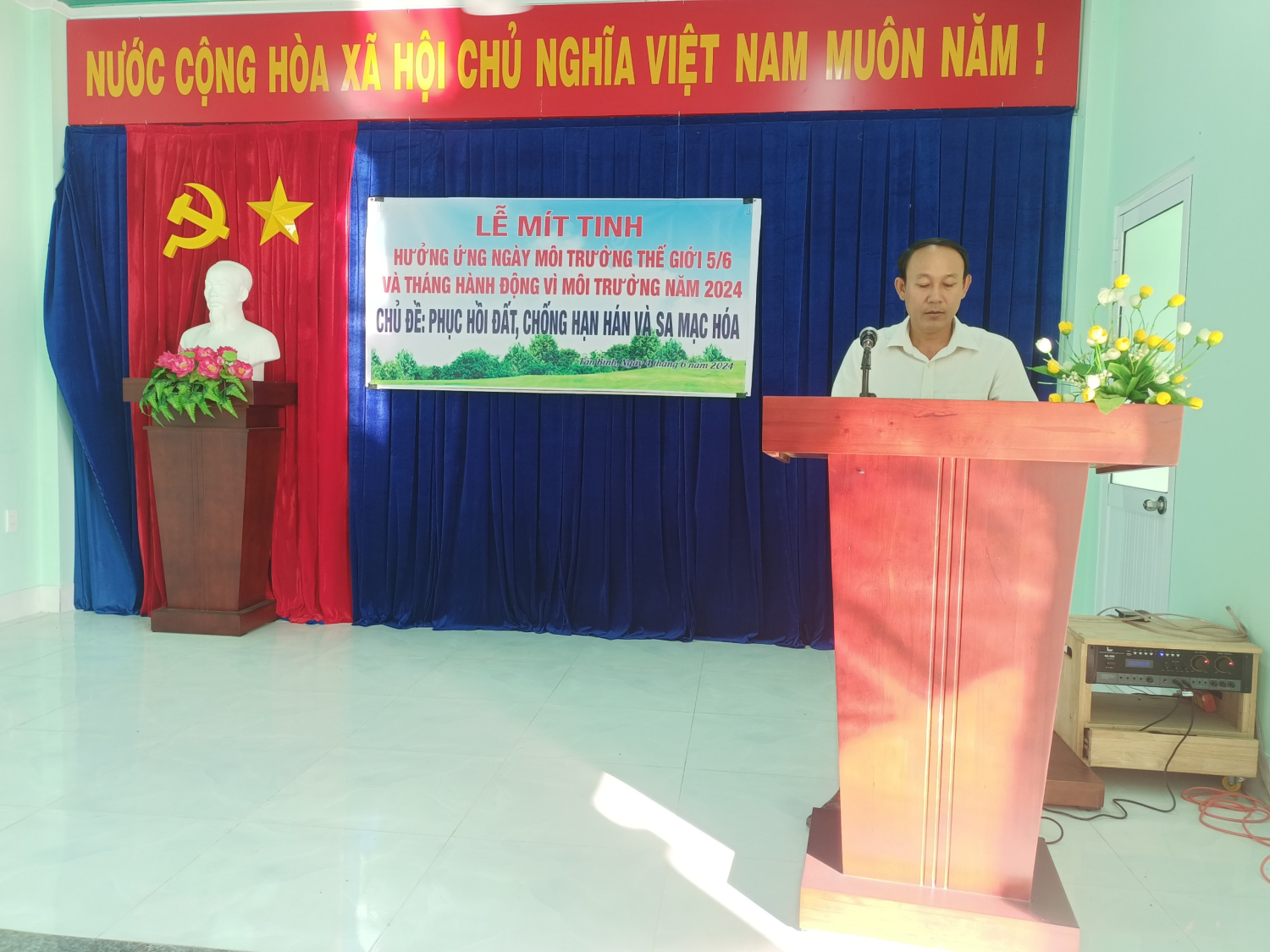 Ảnh: Ông Nguyễn Hoàng Nam - PCT. UBND xã phát biểu tại buổi Lễ phát động.