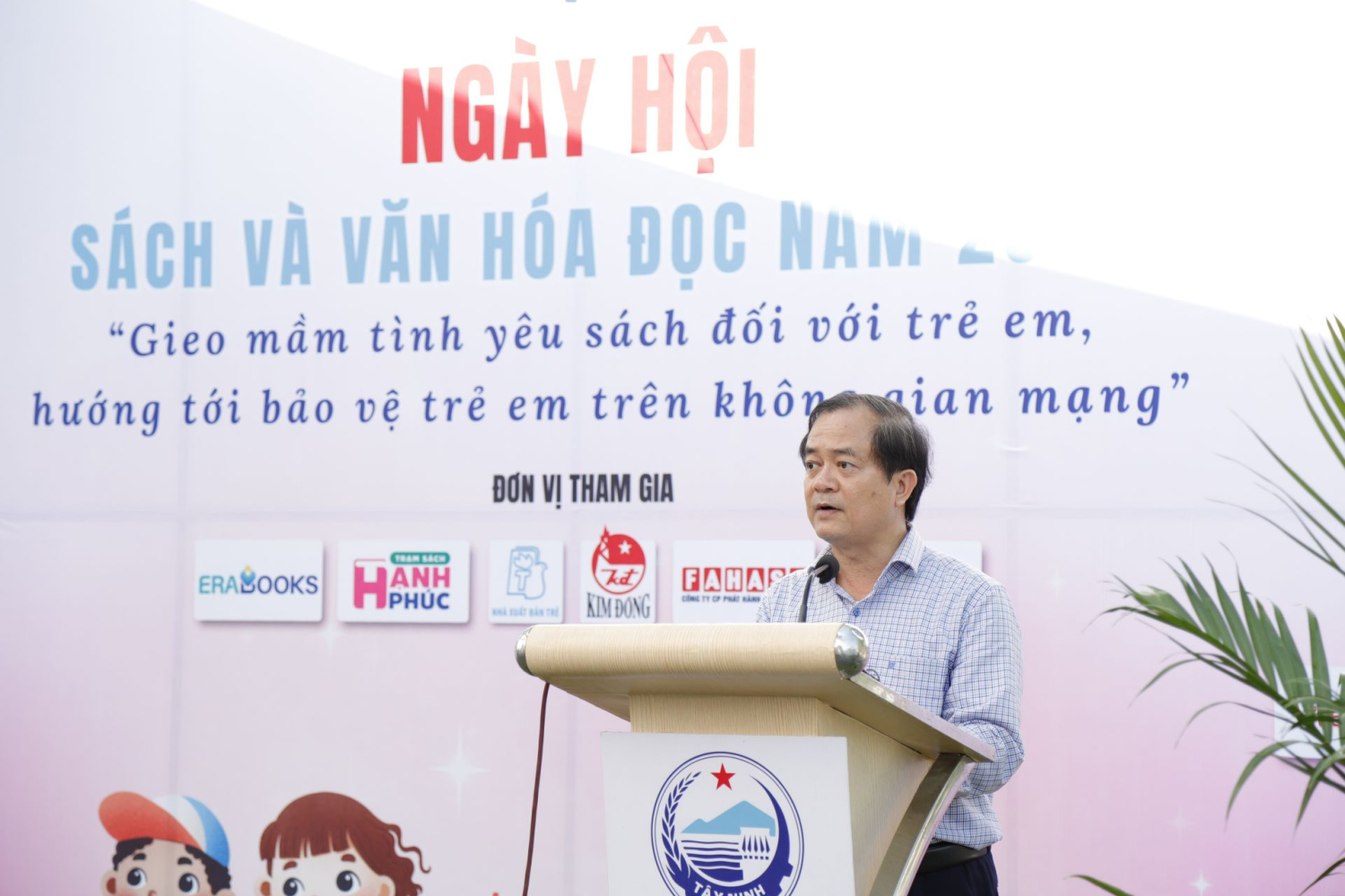 Ông Nguyễn Hồng Thanh - Phó Chủ tịch UBND tỉnh phát biểu khai mạc Ngày hội Sách và Văn hoá đọc năm 2024.