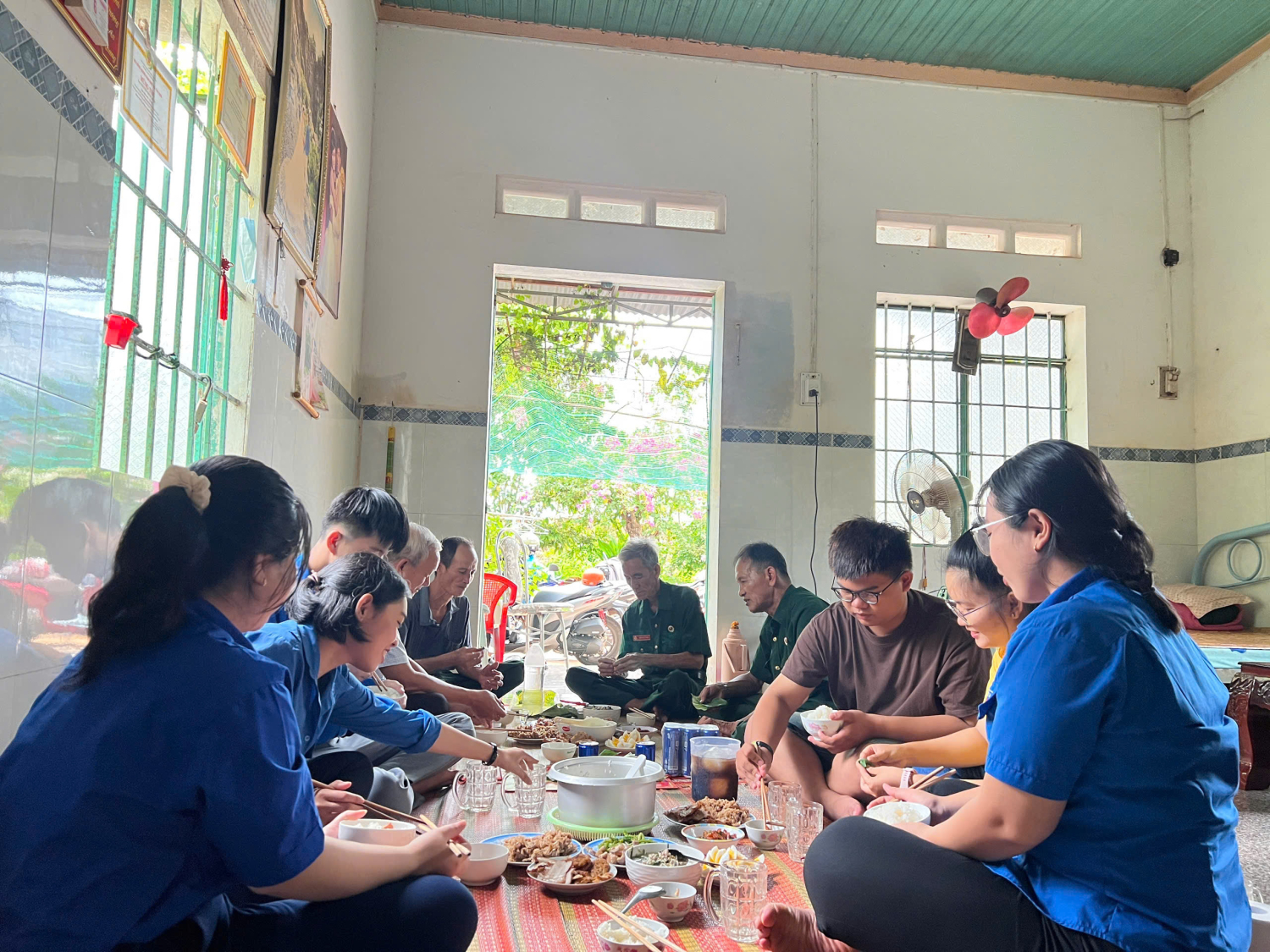 Đoàn Thanh niên xã Tân Bình tổ chức "Mâm cơm nghĩa tình" cùng gia đình chính sách Kỷ niệm 77 năm ngày Thương binh Liệt sĩ 27/7/1947 - 27/7/2024