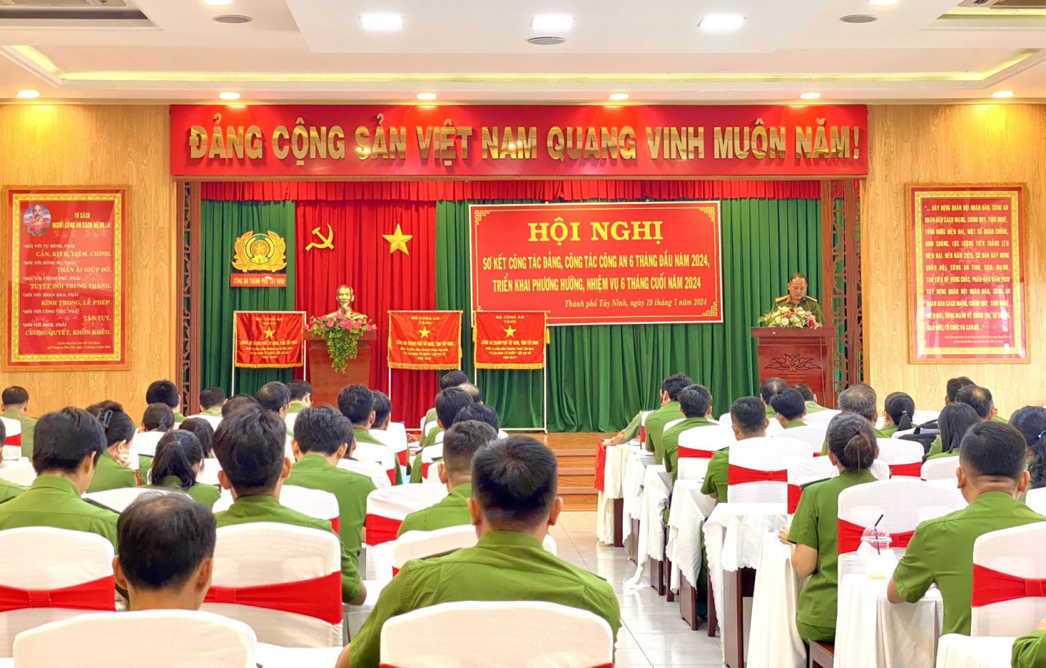 Quang cảnh hội nghị.