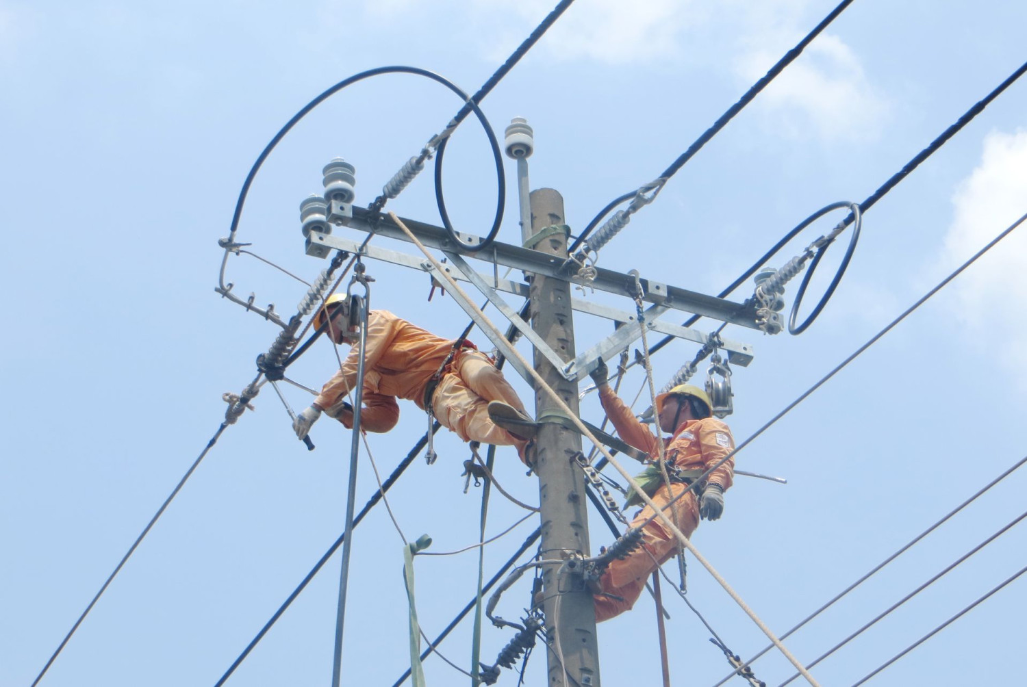 Công nhân điện lực thực hiện sửa chữa dây (ảnh minh hoạ).