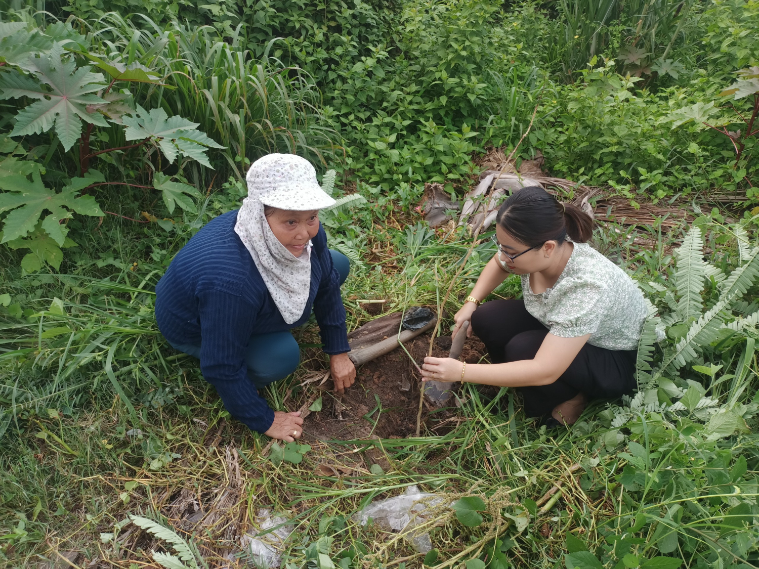 Ảnh: Bà Nguyễn Thị Kim Yến – Chủ tịch UB. MTTQ Việt Nam xã Tân Bình cùng người dân tham gia trồng cây bằng lăng