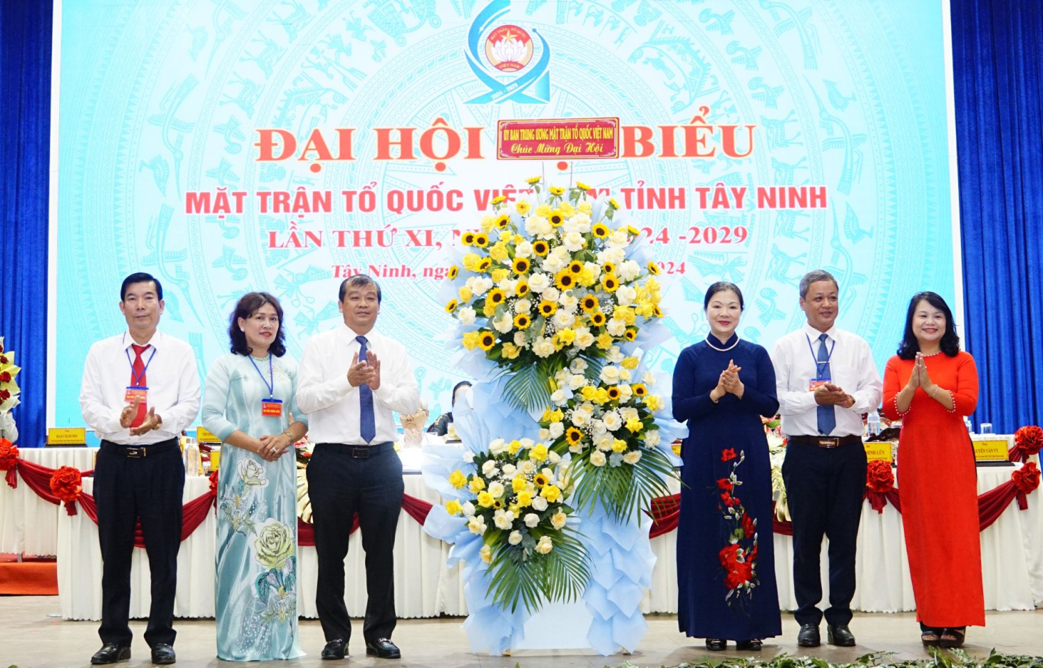 Bà Trương Thị Ngọc Ánh, Phó Chủ tịch Uỷ ban Trung ương MTTQ Việt Nam tặng hoa chúc mừng Đại hội.