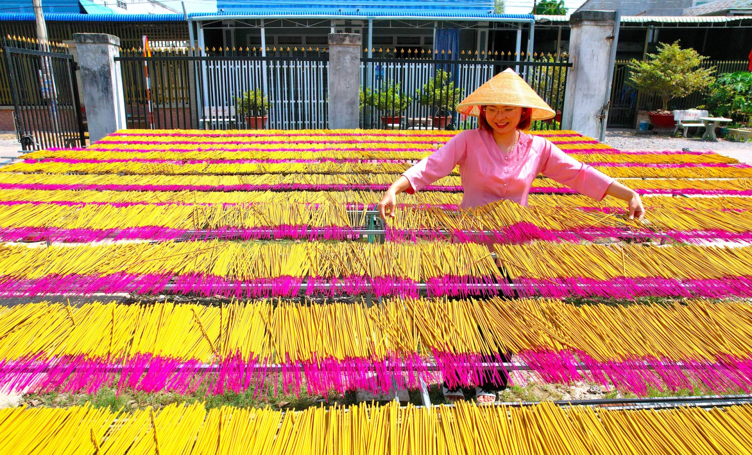 Cơ sở sản xuất nhang Vạn Linh Hương (phường Long Thành Bắc, thị xã Hoà Thành).