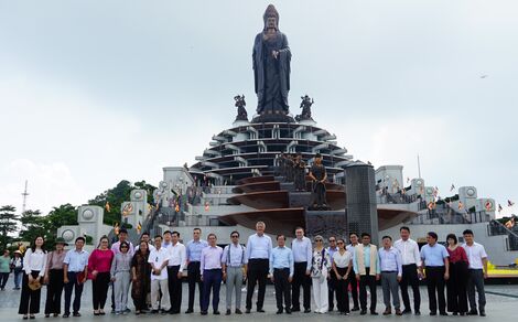 Đoàn chụp ảnh lưu niệm tại Khu du lịch quốc gia núi Bà Đen.