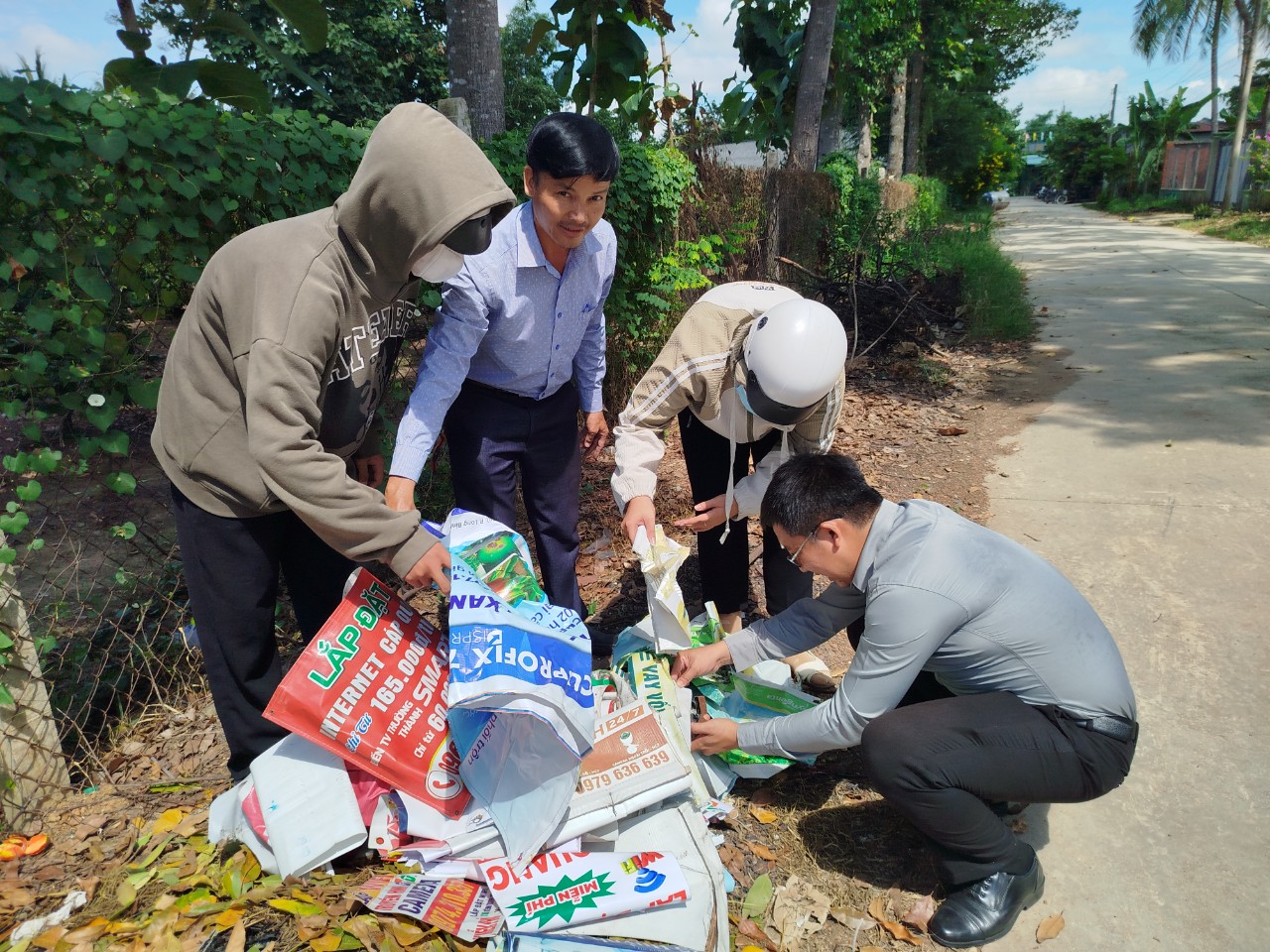 ĐOÀN THANH NIÊN XÃ TÂN BÌNH RA QUÂN BÓC GỠ QUẢNG CÁO TREO SAI QUY ĐỊNH