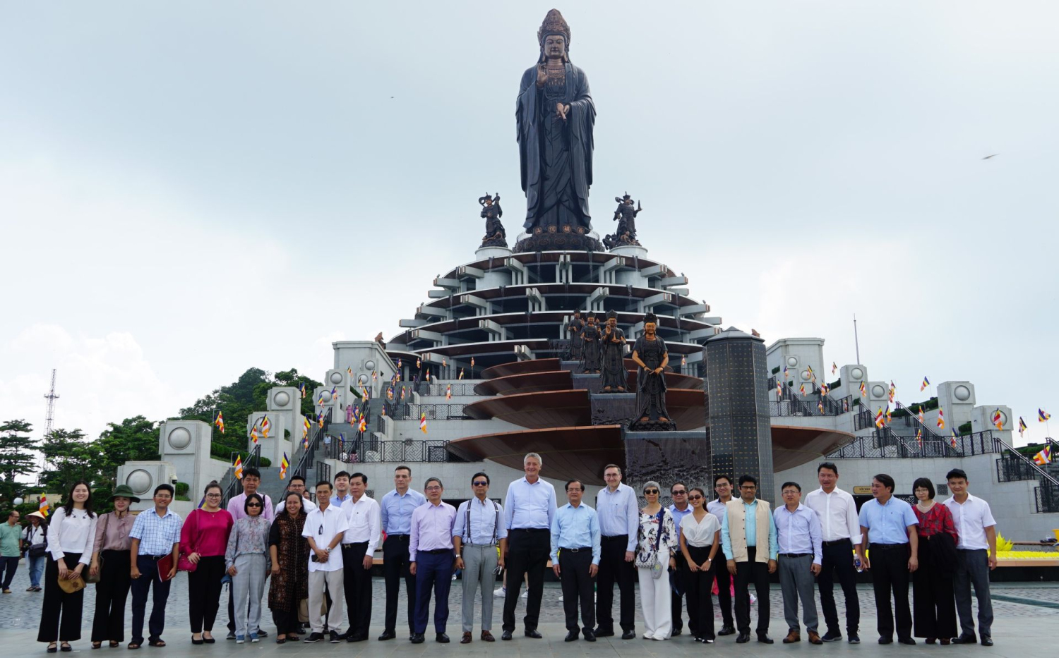 Đoàn công tác tỉnh Bắc Giang – Tây Ninh chụp ảnh lưu niệm tại đỉnh núi Bà Đen nhân sự kiện trao đổi kinh nghiệm phát triển du lịch giữa 2 tỉnh.