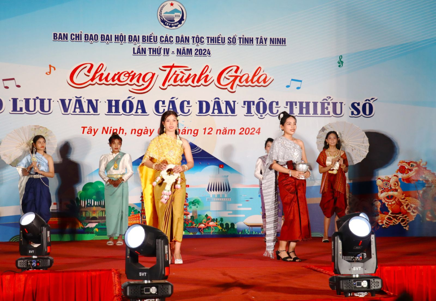 Phần trình diễn trang phục truyền thống của dân tộc Khmer.