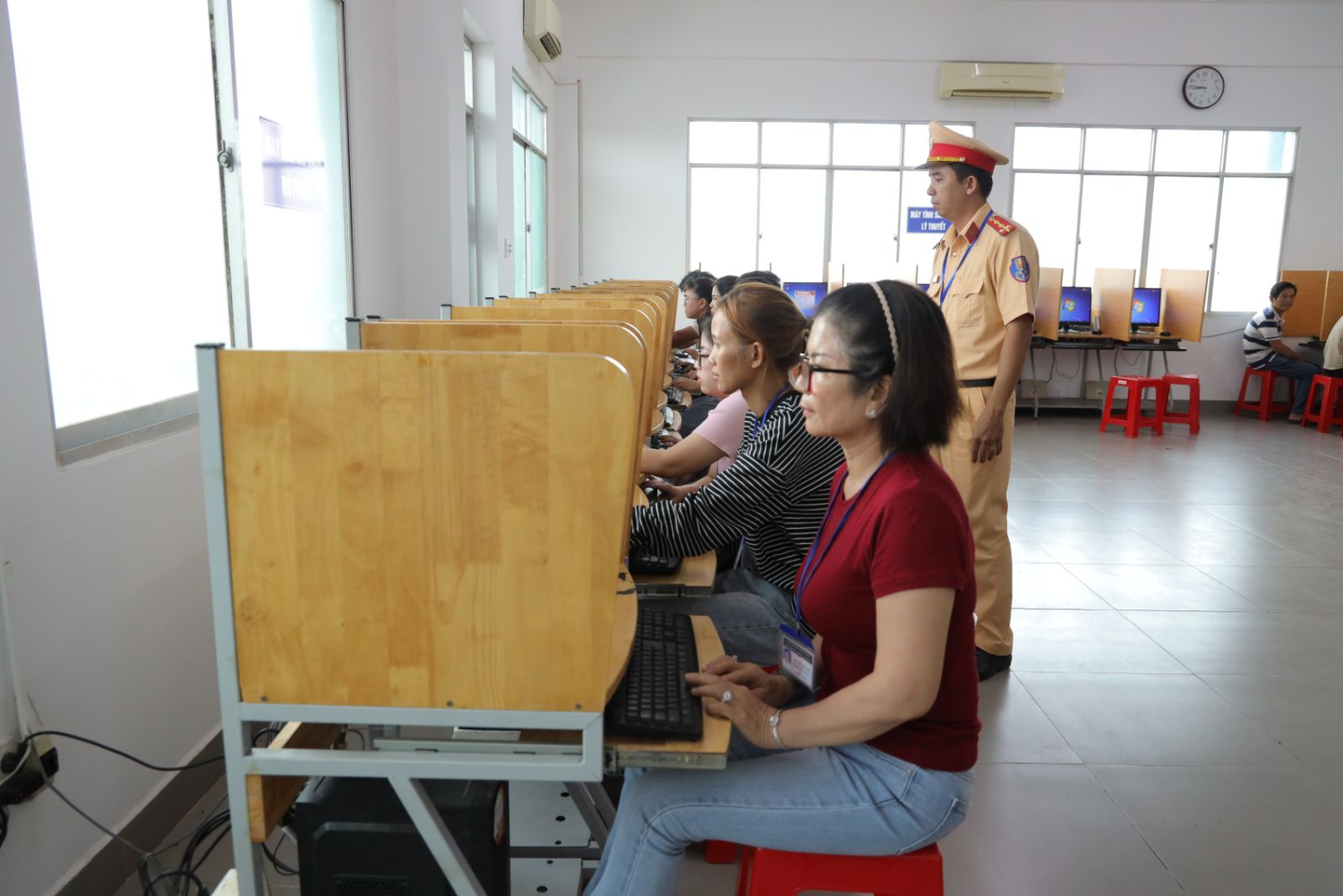 Cảnh sát giao thông giám sát phần thi lý thuyết sát hạch giấy phép lái xe.