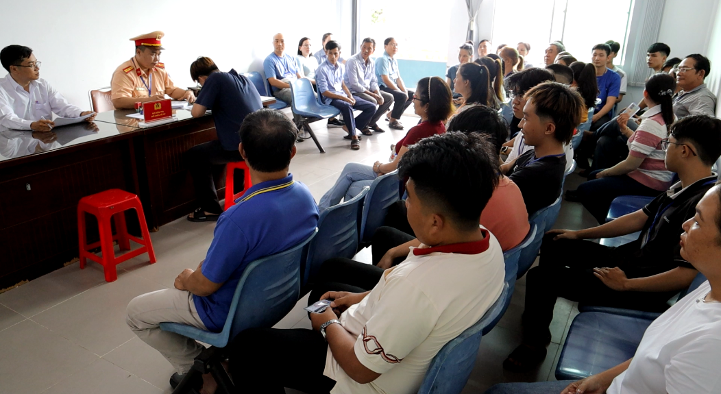 Thí sinh làm thủ tục hồ sơ thi sát hạch giấy phép lái xe.